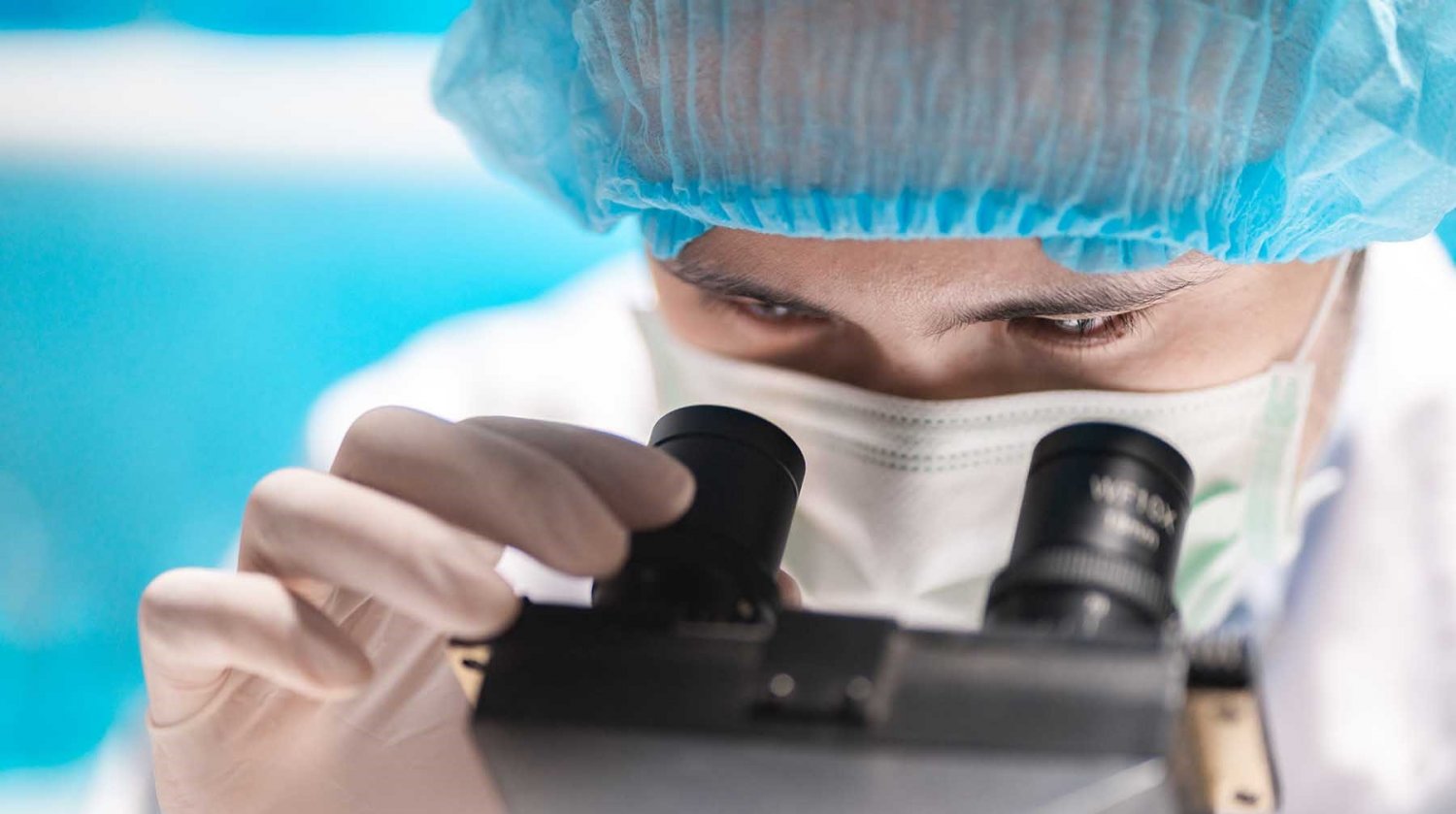 cientifico en microscopio
